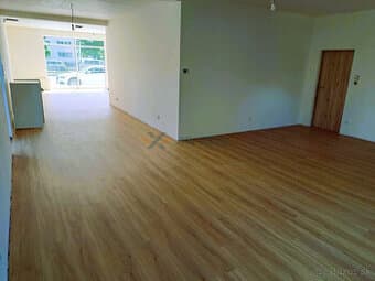 Atraktívny obchodný priestor 84 m² – skvelá viditeľnosť, par