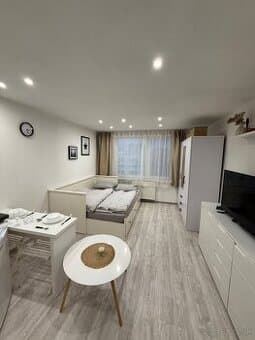 Prenájom garsónky – Ružomberok (Roveň) | 430 € ( garsónka )