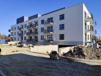 Na predaj 2-izbový byt s výmerou 51,87 m2 a predzáhradkou 74