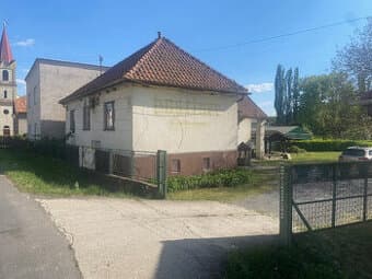 Rodinný dom s prístavbou na pozemku 1071 m2 v Podrečanoch