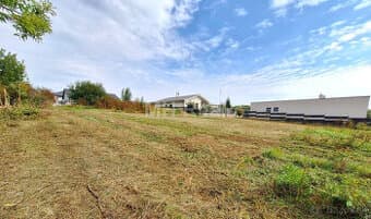 VAJKOVCE - pekný stavebný pozemok o výmere 898 m²