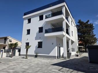 CHORVÁTSKO - Apartmány v modernom dome 60 m od pláže - SRIMA