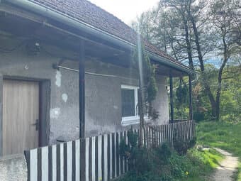 Ponúkame Vám na predaj vidiecky dom s veľkým pozemkom v obci