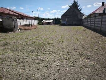 Pozemok Vás osloví Oplotený pozemok so starým domom, predaj