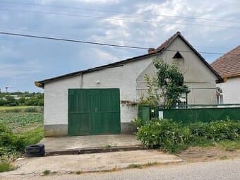Na predaj rodinný dom s garážou a veľkým pozemkom v obci Dul