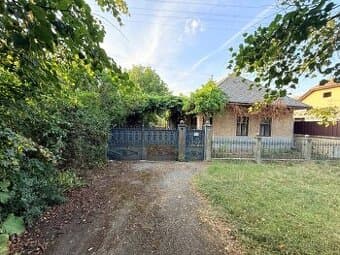 Pozemok so starším RD Košice - Šaca, Kvetná ul., všetky IS