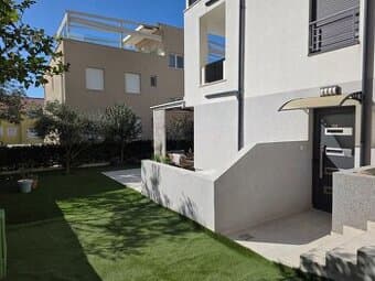 CHORVÁTSKO - Krásny 4-izbový apartmán s veľkou záhradou - VO