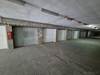 Garážové státie s bránou v parkovacom dome / 15 m2 / - Hájik