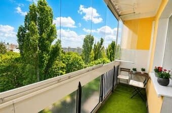 NOVINKA - 3 izbový byt, dva balkóny, klimatizácia a výhľad d