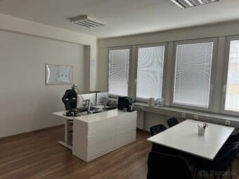 Klimatizovaná kancelária s parkovaním v širšom centre mesta