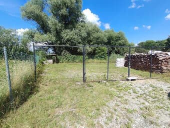 Na prenájom oplotený spevnený pozemok 200 m²