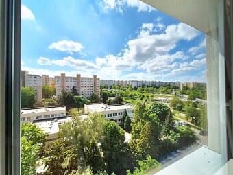 Veľký 3-izb. byt 78 m², loggia z kuchyne, Zvolenská ulica