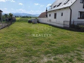 NA PREDAJ STAVEBNÝ POZEMOK - 700 m2, SO SIEŤAMI A CESTOU...