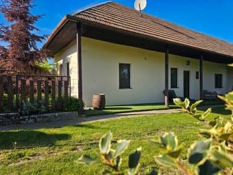 Zrekonštruovaná chalupa s rozprávkovou záhradou v Bardoňove