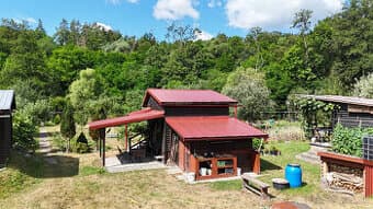 CHATKA S ROVINATÝM POZEMKOM O VÝMERE 736 m² V LUTILE
