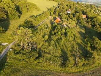 Drevený dom na polosamote s veľkým slnečným pozemkom 8000 m2