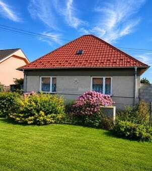 REZERVOVANÉNa predaj priestranný rodinný dom s veľkým pozem