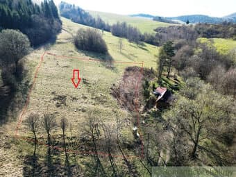 Väčší  stavebný pozemok  v tichom horskom prostredí  pod h