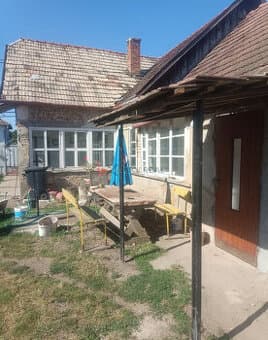 Priestranný 3-izbový rodinný dom s veľkou ovocnou záhradou v