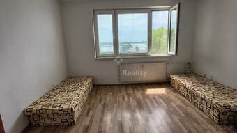 Na prenájom 2 izbový byt Levice Ľanová ulica pre rodinu aj r