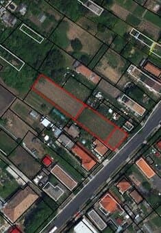 Slnečný stavebný pozemok v centre obce Komoča – 1482 m2 (Vše