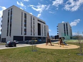 Vnútorné garážove státie v Novom Nábreží pri rieke, blok C