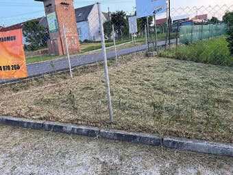 100m2 v centre obce Budmerice, oplotený pozemok,