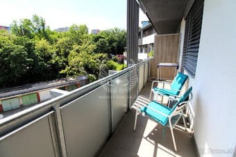 TOP MODERNÝ 2I APARTMÁN S VEĽKÝM BALKÓNOM A PARKOVANÍM V