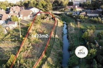 TOP NA PREDAJ: zaujímavý a praktický stavebný pozemok 1423m2