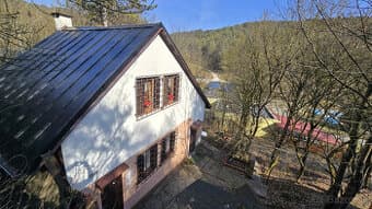 Rekreačný dom – murovaná chata s krbom, kanalizáciou a novou