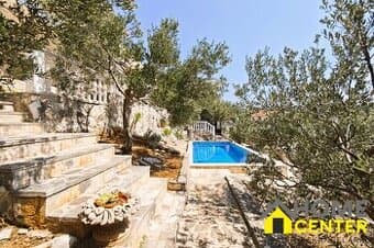 NA PREDAJ Vila /170 m²/ s bazénom a olivovým hájom, Rogoznic