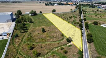 INVESTIČNÝ POZEMOK 2250 M2 NA PREDAJ – KRAKOVANY, časť STRÁŽ