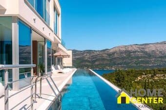 NA PREDAJ Luxusná vila  /360 m²/ s infinity bazénom, mesto K