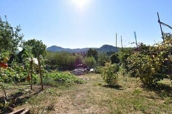 Očarujúca záhrada 400m2, vynikajúca poloha a prístup, Handlo