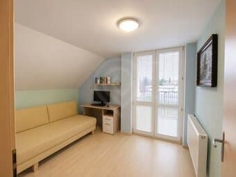 6 - izbový, dvojpodlažný rodinný dom - 200 m², na pozemku 43