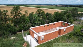 Rozostavaná novostavba na výnimočnom pozemku 1769 m2 v pok