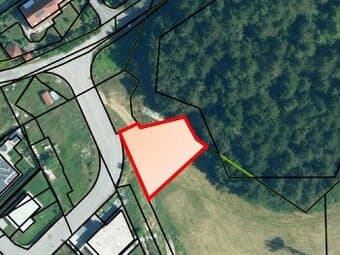 Stavebný pozemok pri borovicovom lese – 626 m² .