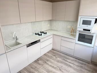 Nádherný, kompletne novozrekonštruovaný 2I byt s balkónom