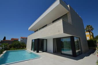 SUKOŠAN, VILA NA PLÁŽI S BAZÉNOM, pozemok 411m2,
