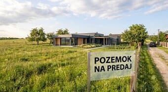 Pozemok na predaj - Uhrovec