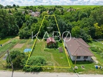 Stavebný pozemok - Nové Sady – 20 árov s potokom a ovocným s