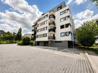 Veľkorysý penthouse s terasou a jacuzzi, 2 garážové státia.