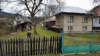 PREDAJ – Rodinný dom s drevenou chalúpkou – ĽUTINA