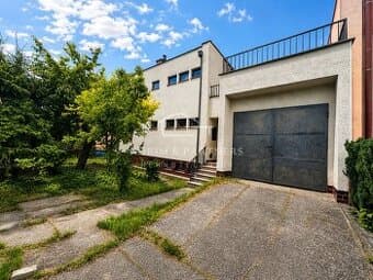 Rodinný dom vo vyhľadávanej lokalite s 5 izbami, garážou a k