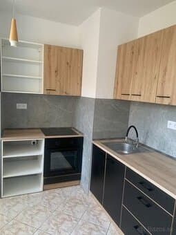 Moderný 2 - izb. byt s balkónom na Strede, P.B.