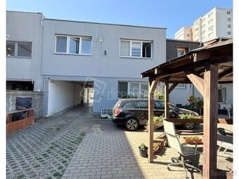 Areál 891 m² s 2roddomami, skladom a parkovaním priamo…