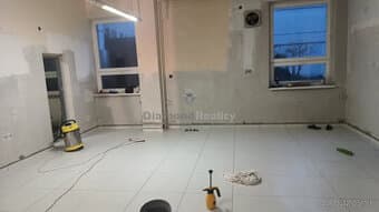 Na prenájom obchodný priestor v centre Nitry s parkovaním 17