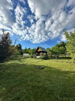 Záhrada s chatkou.