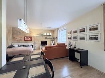 REZERVOVANÉ Veľký 1-izbový byt 49 m² s lodžiou, parko
