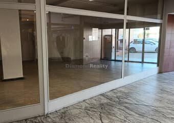 Na prenájom obchodný priestor v centre Nitry s parkovaním 65